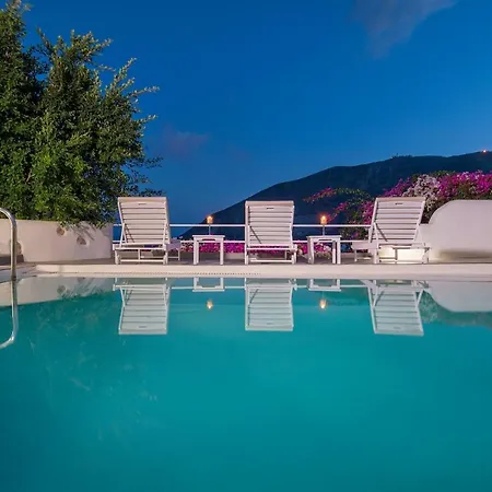 3-bed Sleeps 8 With Pool And Aircon Pýrgos