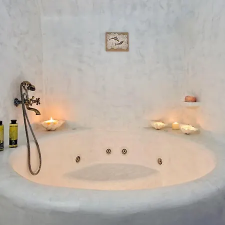 3-bed Sleeps 8 With Pool And Aircon Pýrgos